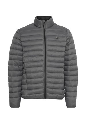 Graue gesteppte Steppjacke mit hohem Kragen und Frontreißverschluss, mit einem kleinen Logo-Patch auf der linken Brust.