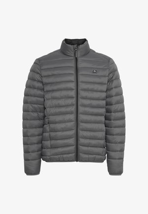 Hall hallitaja sulejakk kõrge kraega ja esiosal lukuga, millel on vasakul rinnal väike logo.