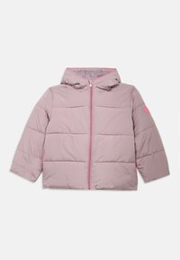 Casaco puffer rosa claro com capuz, apresentando um fecho de correr na frente, punhos elásticos e um acabamento em rosa contrastante ao longo das costuras e bolsos.