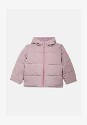 Ροζ αμάνικο μπουφάν με κουκούλα, διαθέτει μπροστινό φερμουάρ, ελαστικές μανσέτες και αντίθετη ροζ διακόσμηση στις ραφές και τις τσέπες.