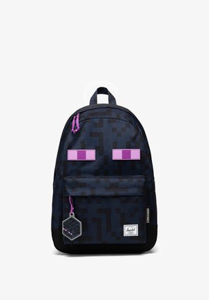 Sort og mørkegrå pixelrygsæk med lilla lynlåstræk, to lilla pixel-lignende patches og en hængende sort kube-charme med lyserøde øjne.
