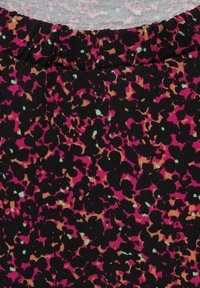 Svart tyg med ett färgglatt, abstrakt leopardmönster i rosa, orange och gröna nyanser, med en texturerad yta och en rynkad midja.