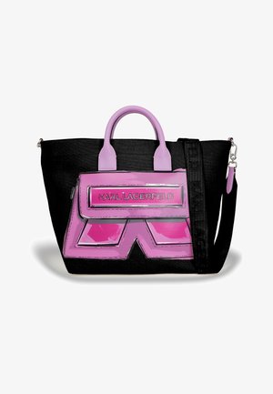 Czarna torba typu tote z różowym uchwytem i wzorem na przedniej kieszeni marki Karl Lagerfeld, wyposażona w odpinany czarny pasek na ramię z metalowymi srebrnymi elementami.