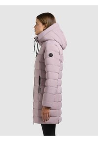 Gewatteerde jas in lichtpaars met een capuchon, voorzien van een zijzak met ritssluiting en zwarte accenten. Gemaakt van een glad, lichtgewicht materiaal.