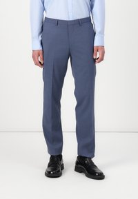 Hellblaues Hemd, marinefarbene, maßgeschneiderte Hose mit glatter Textur, geradem Schnitt und eingesteckt. Schwarze Dressschuhe runden das Outfit ab.