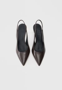 Καφέ δερμάτινες γόβες slingback με μυτερές μύτες, λεία υφή και μαύρη ενισχυμένη σόλα με λογότυπο. Μινιμαλιστικός σχεδιασμός με λεπτά λουράκια.