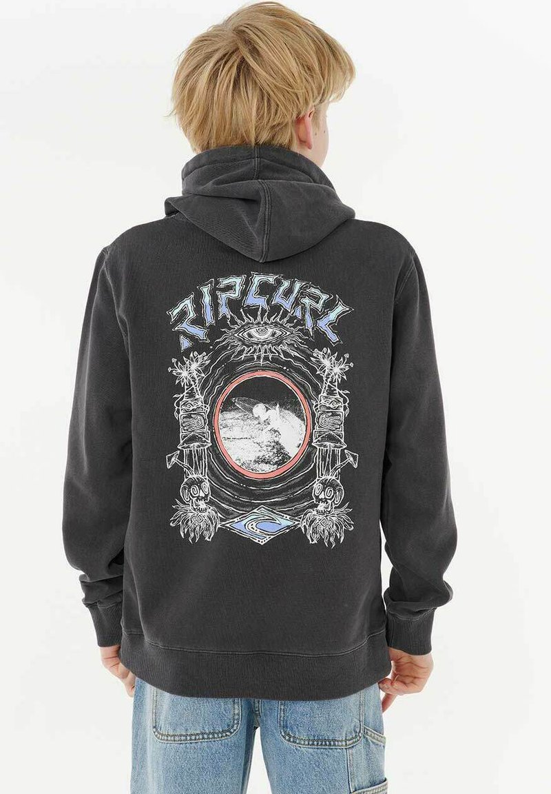 Zwarte hoodie met een grote grafische afbeelding op de achterkant, voorzien van een cirkelontwerp, een oogmotief en schedelaccenten, gemaakt van zachte katoenen stof.