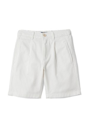 Short blanc avec fines rayures verticales grises, fermeture à boutons sur le devant, passants pour ceinture et poches latérales, présenté sur fond blanc.
