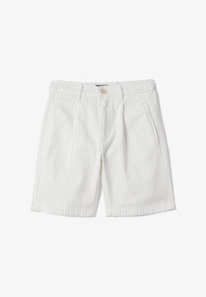 Pantalones cortos blancos con finas rayas verticales grises, cierre frontal con botones, trabillas para cinturón y bolsillos laterales, mostrados sobre un fondo blanco.