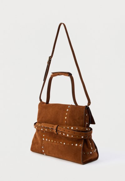 Καφέ σατινέ τσάντα χειρός με ασημένιες τρούκς, λαβή στο πάνω μέρος, ρυθμιζόμενο λουρί ώμου και λεπτομέρεια με ζώνη στο μπροστινό μέρος.