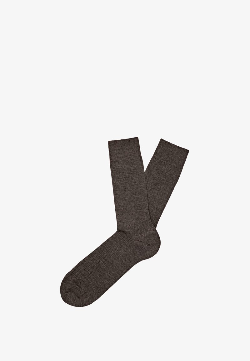 Szare, prążkowane skarpetki wykonane z miękkiego, fakturowanego materiału. Posiadają gładki szew na palcach oraz wygodną, oddychającą konstrukcję.