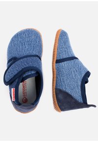 Niebieskie dżinsowe buty wsuwane z granatowymi akcentami, gumową podeszwą i rzepem. Miękka tekstura, zaokrąglony czubek i elastyczny fason.