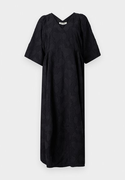 Zwarte jurk met een V-hals, korte mouwen en een textiele stof met een subtiel patroon. Losvallend, knielang ontwerp.