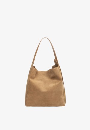 Beżowa torba na ramię z zamszu z pojedynczym paskiem, miękką strukturą i minimalistycznym designem na jednolitym białym tle.