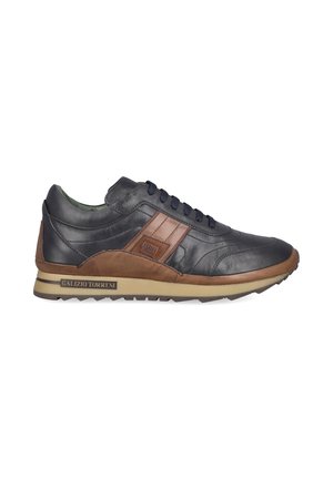 Schwarzer und brauner Ledersneaker für Herren mit dunklen Schnürsenkeln und geprägter Sohle mit der Aufschrift Galizio Torresi, seitlich auf weißem Hintergrund gezeigt.