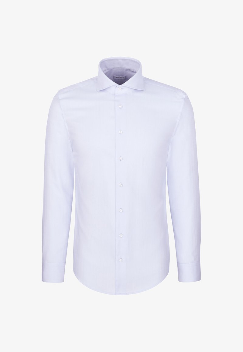 Chemise blanche à manches longues avec col pointu et boutons sur le devant, présentée sur un fond blanc uni.
