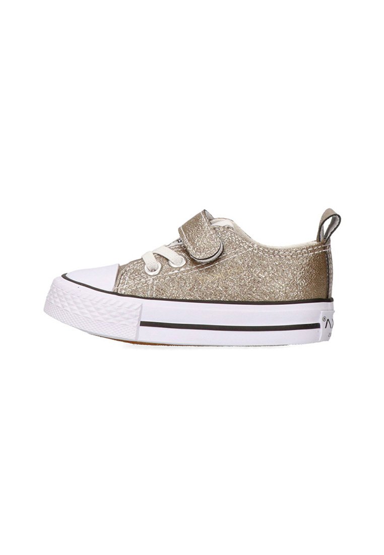 Zapatillas de lona doradas con purpurina, suela de goma blanca, cierre de cordones y velcro, puntera redondeada y detalles en negro en la suela.