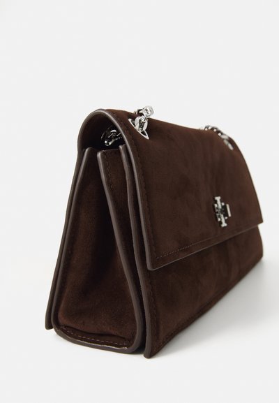 Bolso de ante marrón con una forma estructurada, que presenta un acento de hardware en tono plateado y detalles de cuero. Incluye un detalle de correa de cadena.