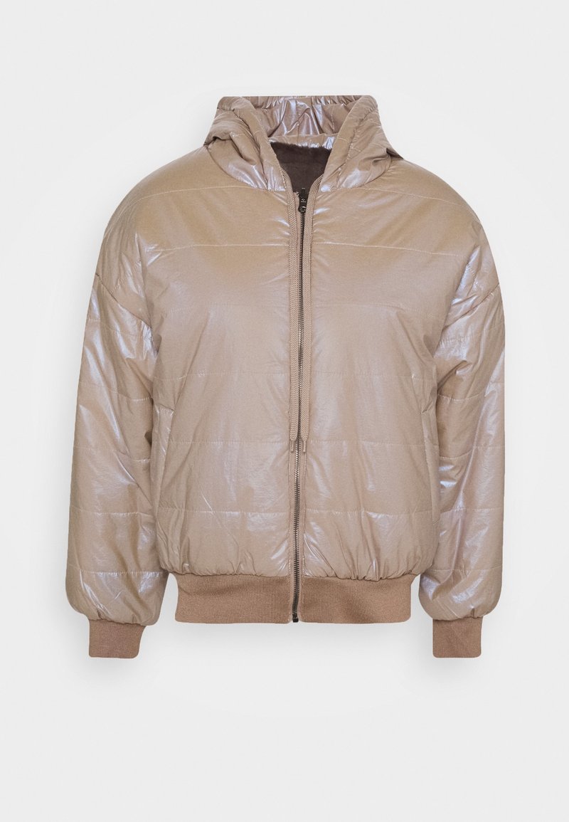 Veste matelassée marron clair avec capuche, fermeture éclair à l'avant, poignets et ourlet côtelés. Tissu brillant avec surpiqûres horizontales matelassées.