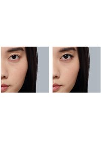 Primo piano di due volti affiancati, con occhi marrone scuro, pelle leggermente abbronzata e capelli scuri e dritti su uno sfondo grigio.