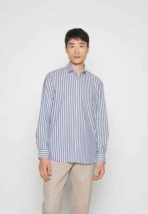 Camicia button-up con righe verticali blu e bianche, maniche lunghe e colletto classico. Il tessuto appare liscio con una texture leggera.