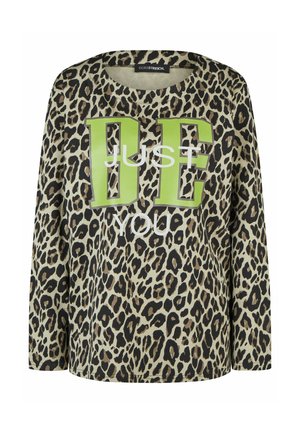 Top met lange mouwen en luipaardprint, ronde halslijn en gedurfde tekst "JUST BE YOU" in groen en wit aan de voorkant.