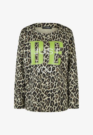 Top met lange mouwen en luipaardprint, ronde halslijn en gedurfde tekst "JUST BE YOU" in groen en wit aan de voorkant.