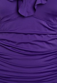 Paarse zwemshort met een geplooide textuur, voorzien van een ruffel halslijn. Gemaakt van soepel, elastisch materiaal met een getailleerde uitstraling.