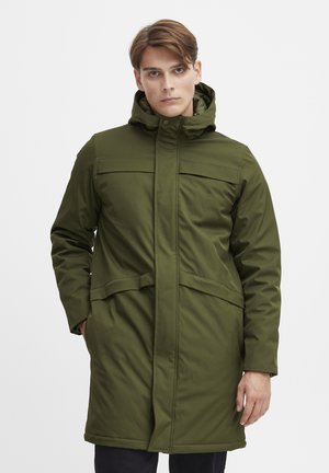Grønn isolert parkas med hette, med glidelås, to frontlommer og rette linjer. Glatt tekstur og minimalistisk design.