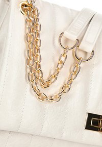 Bolso de mano de cuero blanco con textura acolchada, herrajes de cadena dorada y cierre rectangular con un acabado brillante.
