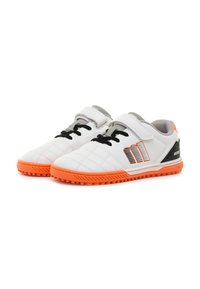 Zapatillas deportivas blancas con acentos en naranja y negro, parte superior de cuero sintético, cuello acolchado y suela de goma texturizada para agarre. Cierre con tira de Velcro.
