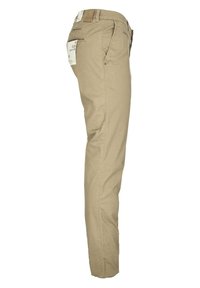 Pantalon pour hommes de couleur beige, flexible avec une coupe droite. Il comprend des poches latérales et arrière, des passants pour ceinture et des étiquettes de marque attachées. Texture du tissu lisse.