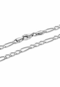 Silver Figaro-länk halsband med växlande avlånga och ovala länkar, med en hålmikro på en vit bakgrund.