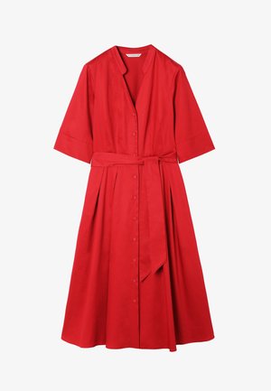 Czerwona sukienka z paskiem, krótkimi rękawami, kołnierzykiem i zapięciem na guziki; posiada rozkloszowany dół i plisowane detale dla dodatkowej faktury.