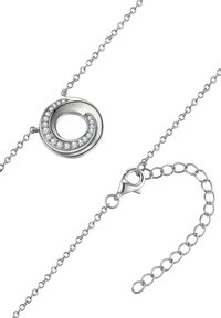Sølv kæderegner med en cirkulær vedhæng med spiraldesign, besat med små klare krystaller. Inkluderer en karabinlås.