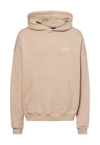 Beige hoodie met een voorzak, een trekkoordkap, en het woord "PEQUS" in het wit geborduurd op de borst. Zacht, textuurstof.