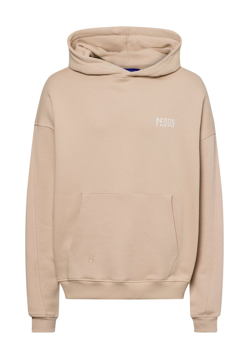 Beige hoodie met een voorzak, een trekkoordkap, en het woord "PEQUS" in het wit geborduurd op de borst. Zacht, textuurstof.