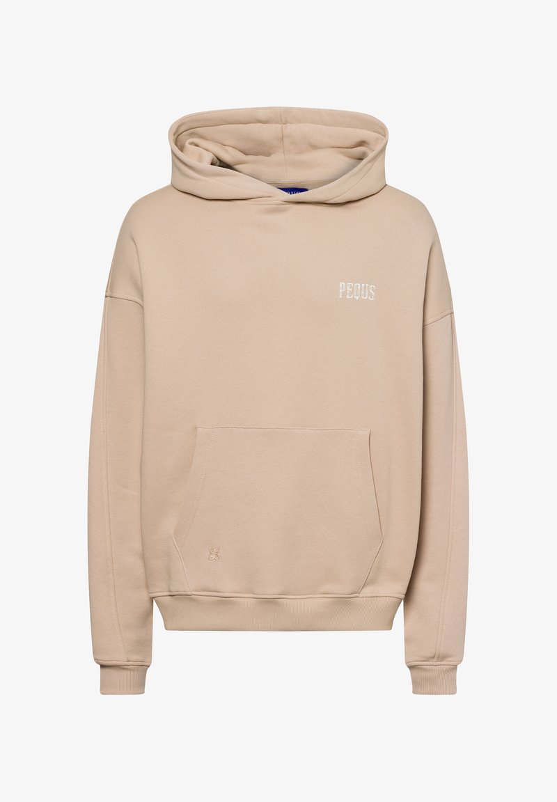 Beige hoodie met een voorzak, een trekkoordkap, en het woord "PEQUS" in het wit geborduurd op de borst. Zacht, textuurstof.