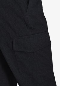 Dunkelgraue Cargo-Hose aus strukturiertem Stoff, mit einer großen Seitentasche und einem klaren, minimalistischen Design.