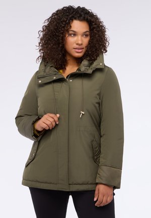 Olijfgroene gewatteerde jas met capuchon, trekkoorddetails en zijzakken. Het ontwerp heeft een ritsluiting en een gladde, gestructureerde stof.