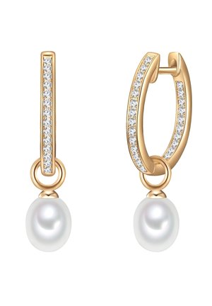 Pendientes de aro de oro con brillantes diamantes pavé y perlas blancas colgando de un eslabón circular; textura suave y diseño elegante.