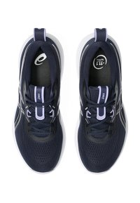 Un paio di scarpe da corsa Asics blu navy e bianche viste dall'alto, con suole nere e un marchio bianco e i lacci infilati.