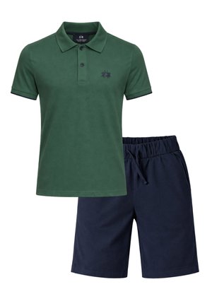 Polo verde a maniche corte con colletto e due bottoni abbinata a pantaloncini blu navy con vita elastica e coulisse.