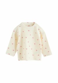 Cremfarbene, gerippte Langarm-Babyschirt mit kleinen rosa Kirschmustern und Schulterdruckknöpfen, flach auf einem weißen Hintergrund ausgelegt.