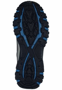 Suela de zapato atlético negro con dibujo profundo, acentos azules, áreas de goma texturizada y logo central de la marca. Presenta un diseño de tracción multidireccional.