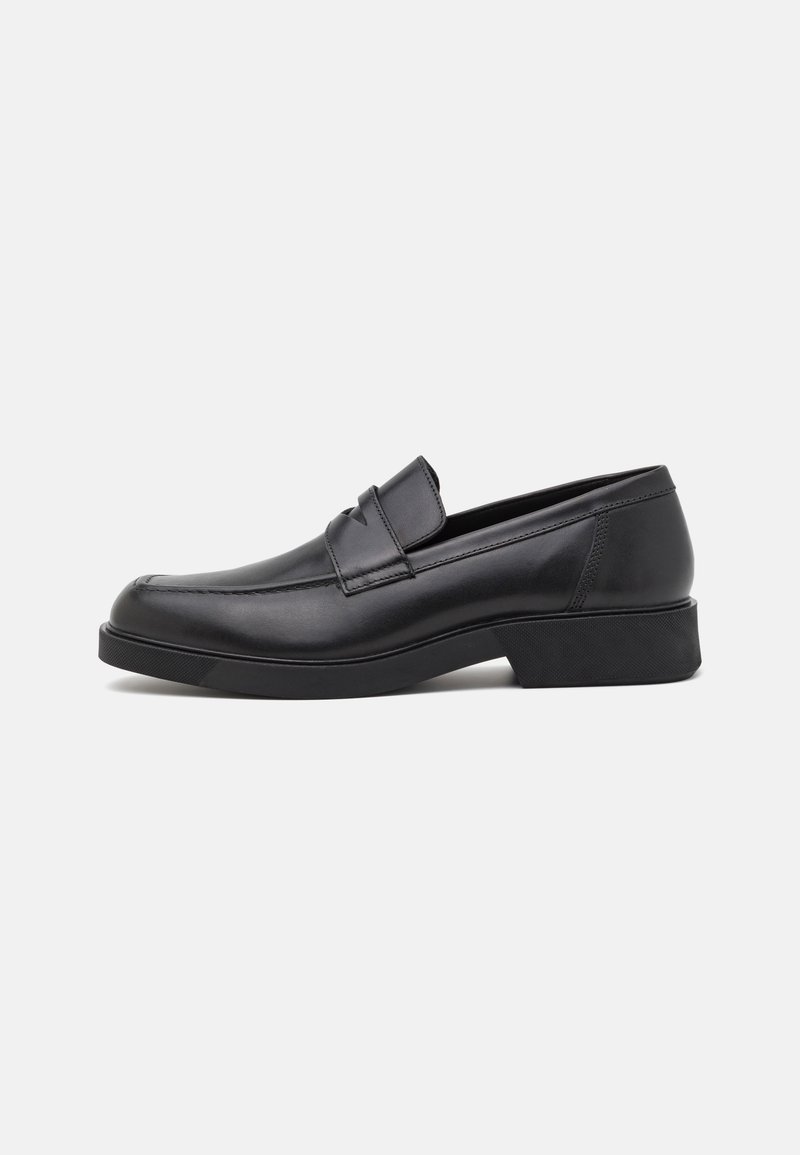 Schwarze Lederloafer mit runder Zehe und genähten Details. Verfügt über eine flache Sohle und einen leichten Absatz für zusätzlichen Halt.