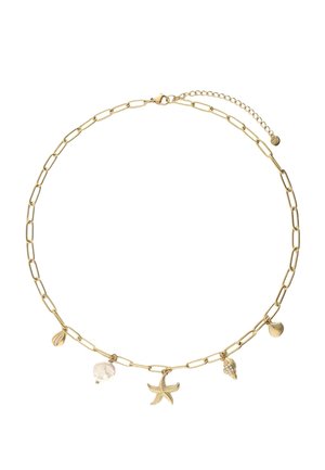 Collier chaîne en or avec des maillons allongés, orné de breloques comprenant une étoile de mer, des coquillages et une perle blanche.