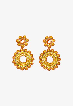 Oranje en gele oorbellen met kralen, met cirkelvormige bloemmotieven, een textuur oppervlak en een combinatie van grote en kleine kralenaccenten.