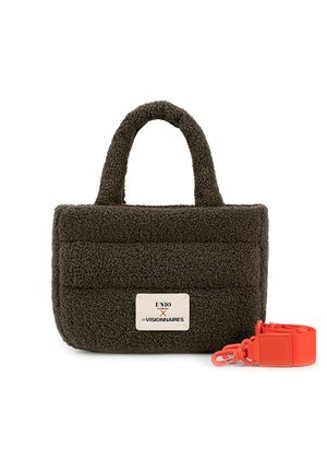 Piccola borsa marrone scuro texturizzata con manici superiori, etichetta bianca sul davanti e tracolla arancione brillante rimovibile posizionata accanto.