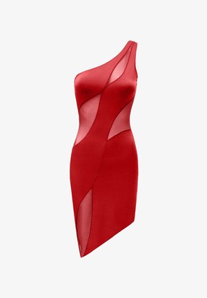 Robe rouge à une épaule avec des panneaux transparents, une silhouette ajustée et un ourlet asymétrique, le tout avec une texture lisse.